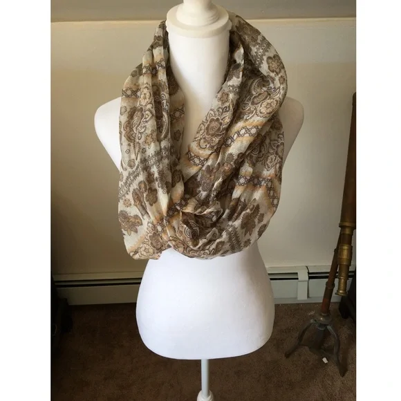 Women’s double paisley Infinity scarf set - Picture 4 of 5